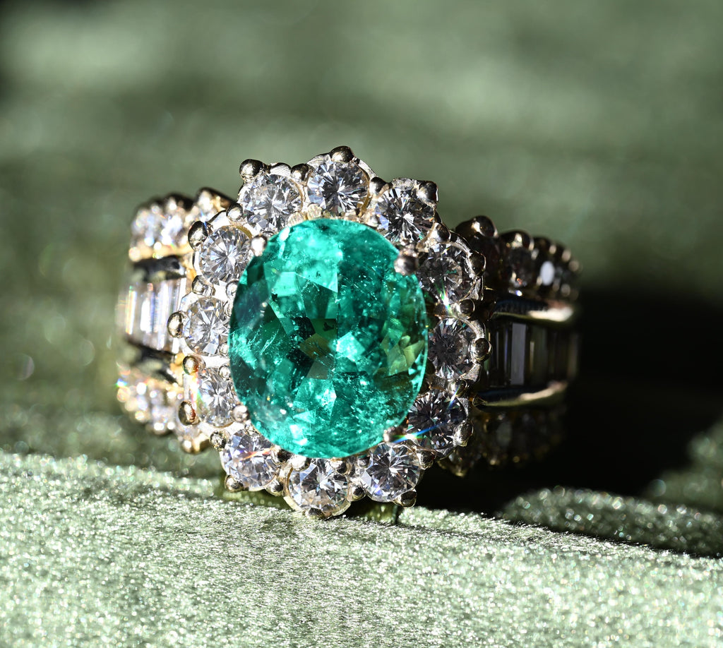 Enchanting 18k Gold, Emerald and Diamond Ring